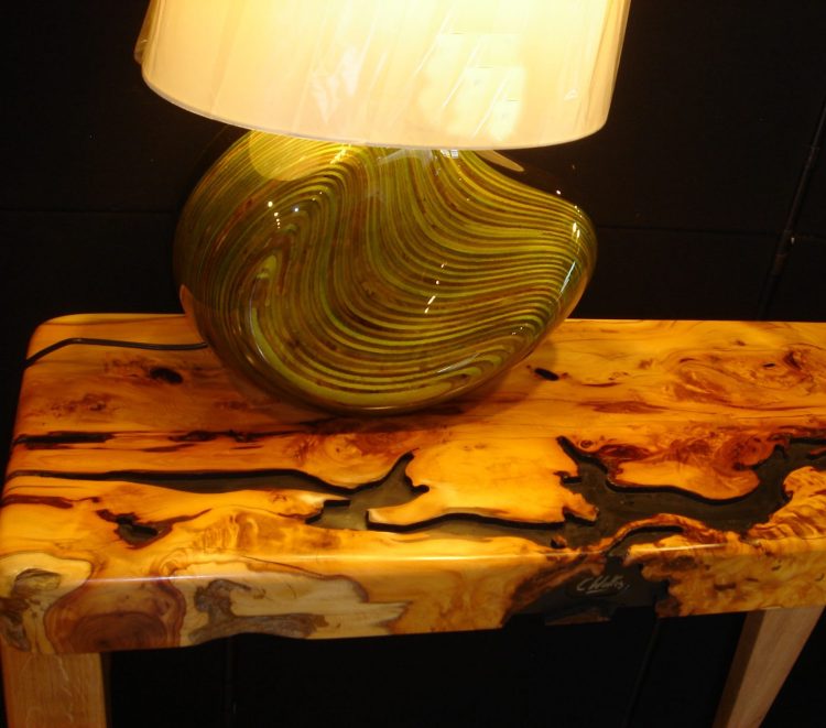 Lacquered wood lamp on wood table - Lacquered wood carving