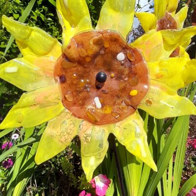 Sunflower on rod - Fused glass on removable metal rod - 25cm - by Chris George